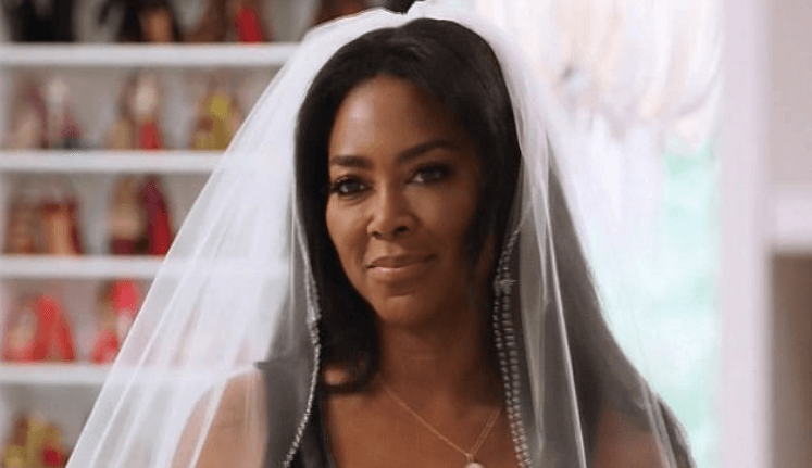 Disgraced Kenya Moore FIRED & Demoted to “Friend of Housewife” Amid Bogus Pregnancy & Marriage Scandal!