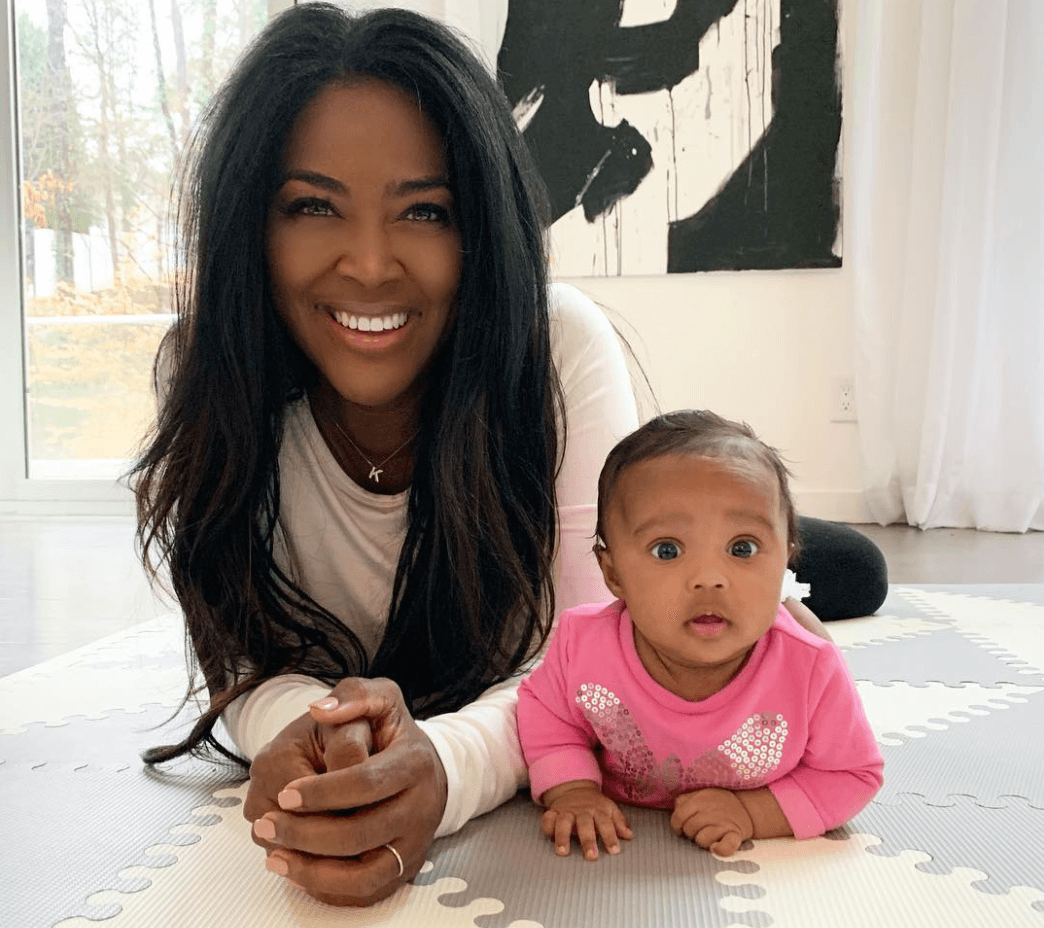 Kenya Moore Kicked Out of Restaurant For Changing Her Baby’s Diaper!