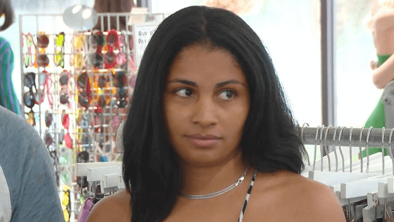 ’90 Day Fiance’ Anny Drags Robert For Buying Her Cheap Clothes — She Wants Chanel and Versace, Not a Used Clothing!