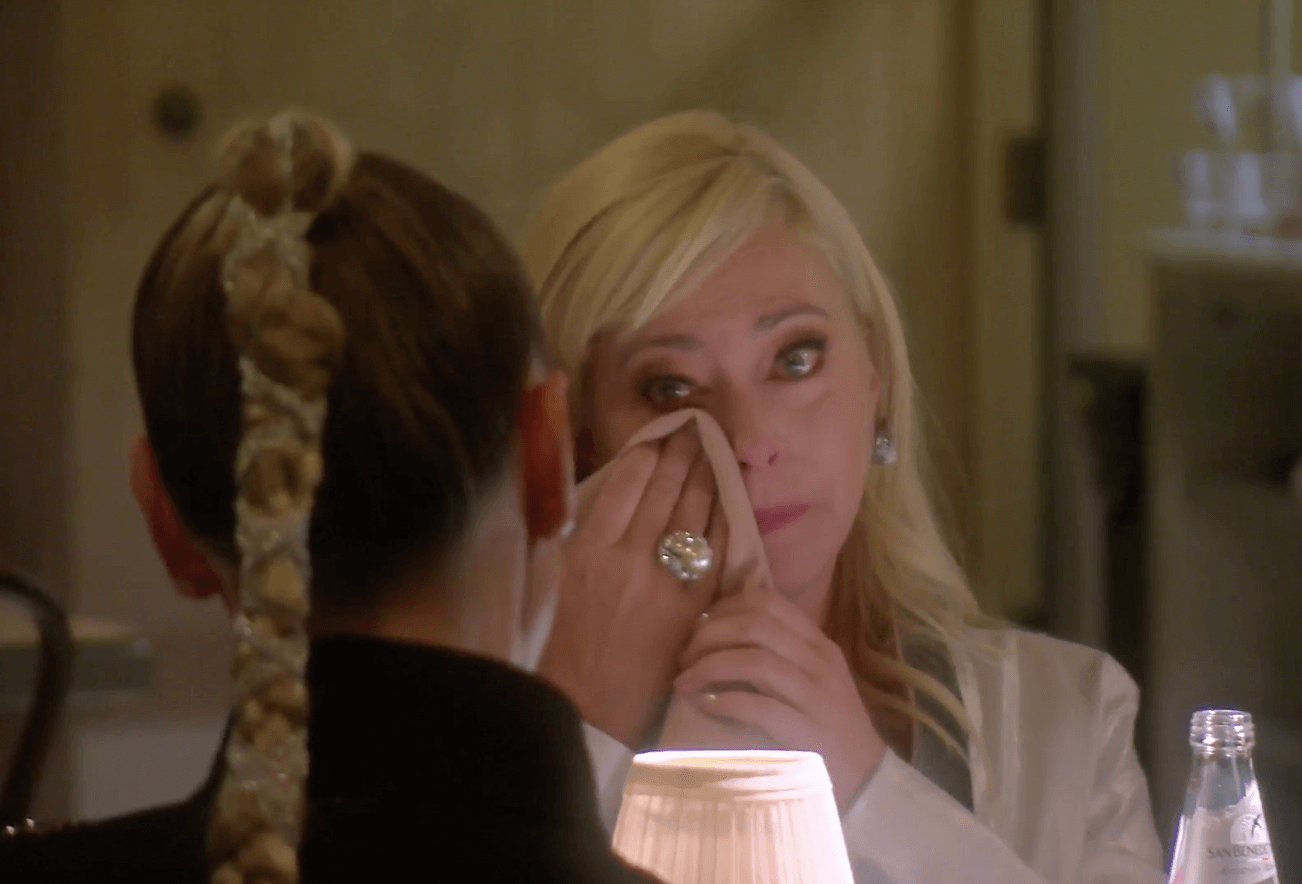 Sutton Stracke Breaks Down In Tears After Being Attacked By Dorit Kemsley & Lisa Rinna!