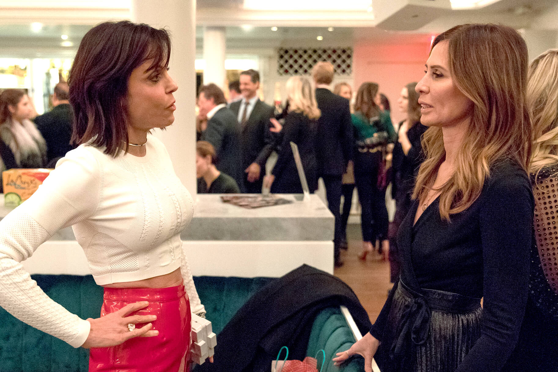 Carole Radziwill Reveals Ex-BFF, Bethenny Frankel, ‘Had Access’ To ‘RHONY’ Producers And Showrunners’ Group Chat!