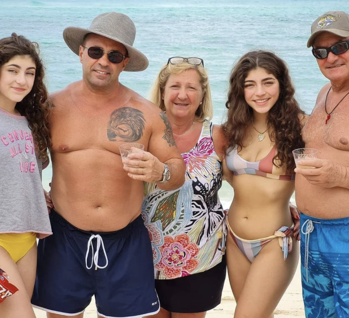 PHOTOS: Joe Giudice Celebrates Thanksgiving Early With His Daughters In The Bahamas