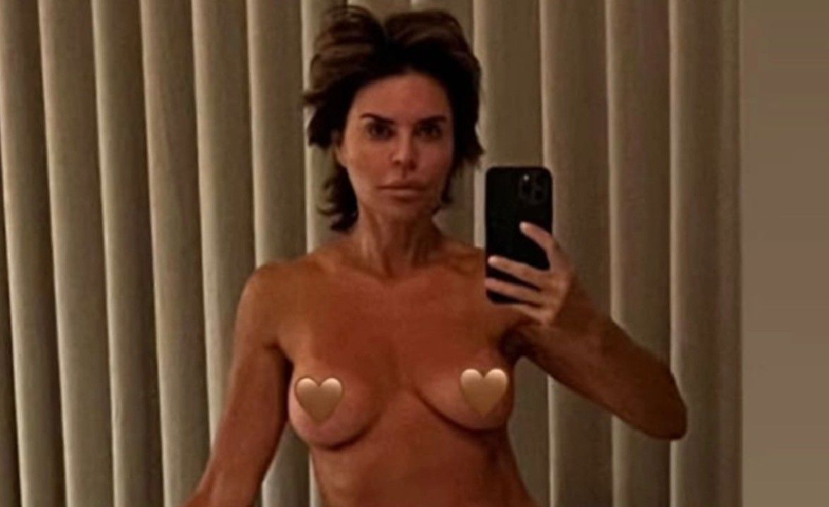 Lisa Rinna Resorts To Stripping Naked Online For Money Amid Money Struggles
