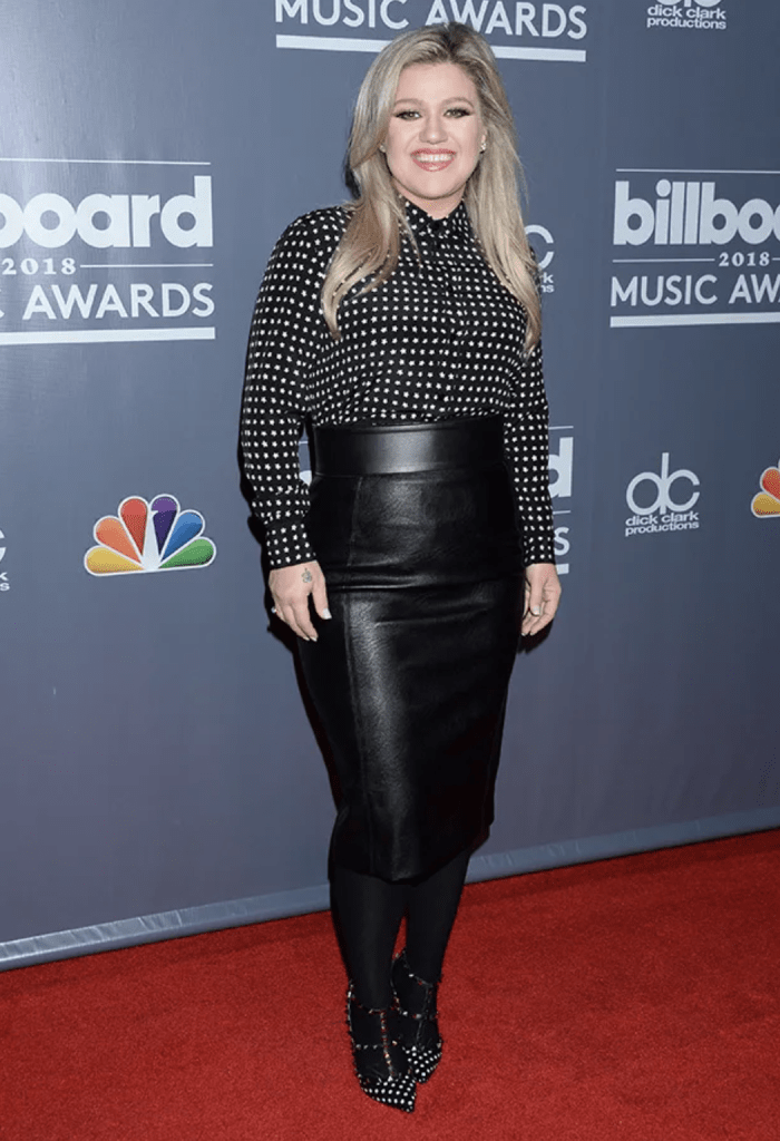 Kelly Clarkson Unveils SHOCKING New Look … Loss A TON Of Weight!