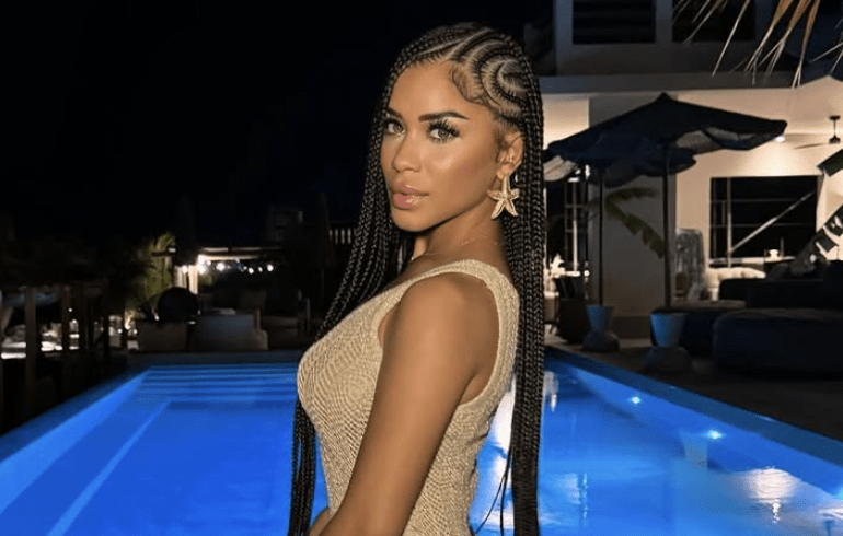  Amaya Espinal 